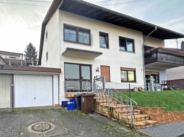 Außenansicht mit Garage