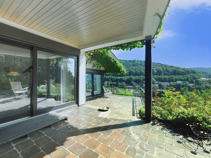 seitliche Terrasse