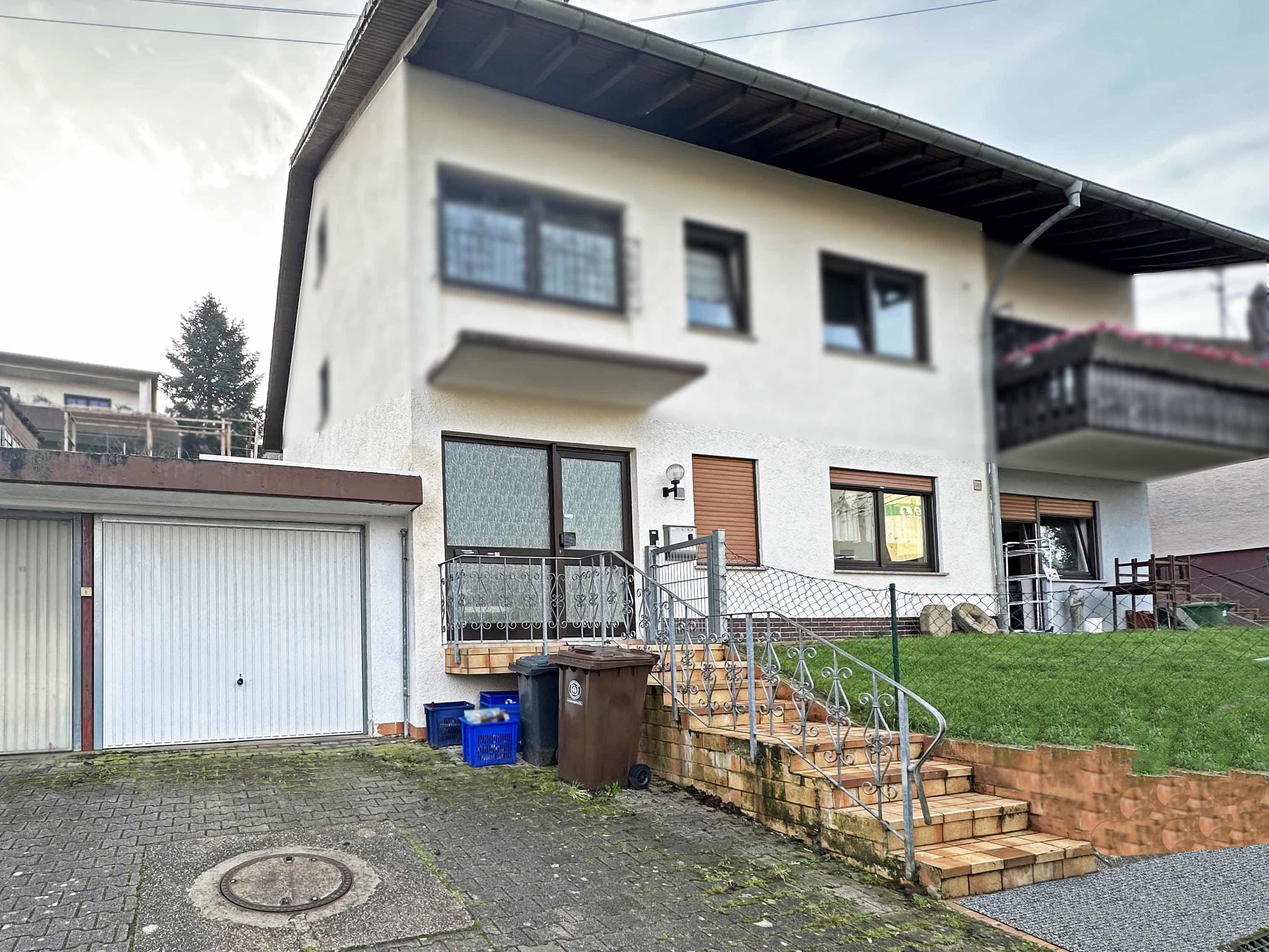 Außenansicht mit Garage