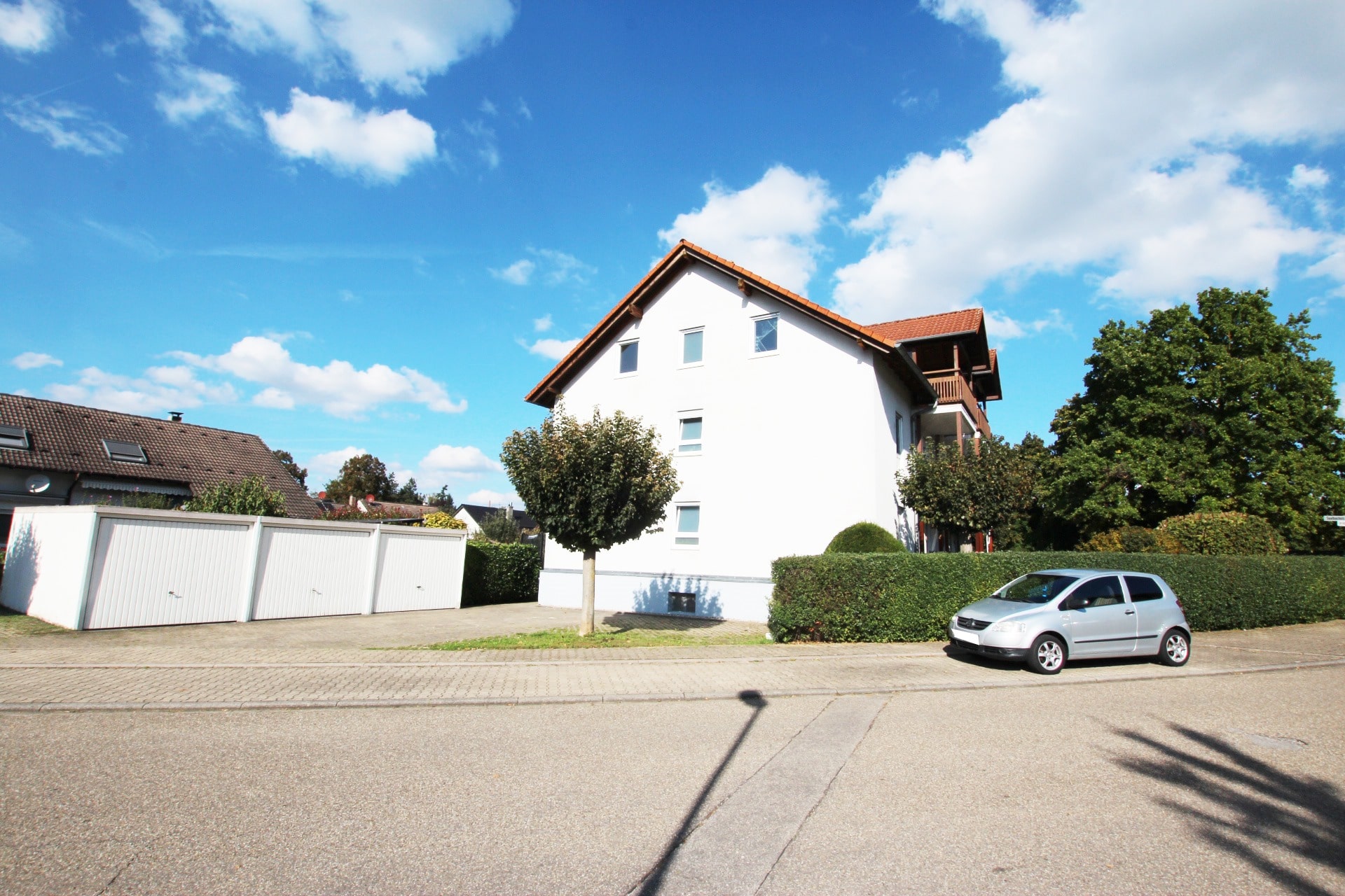 Seitenansicht m Garagen